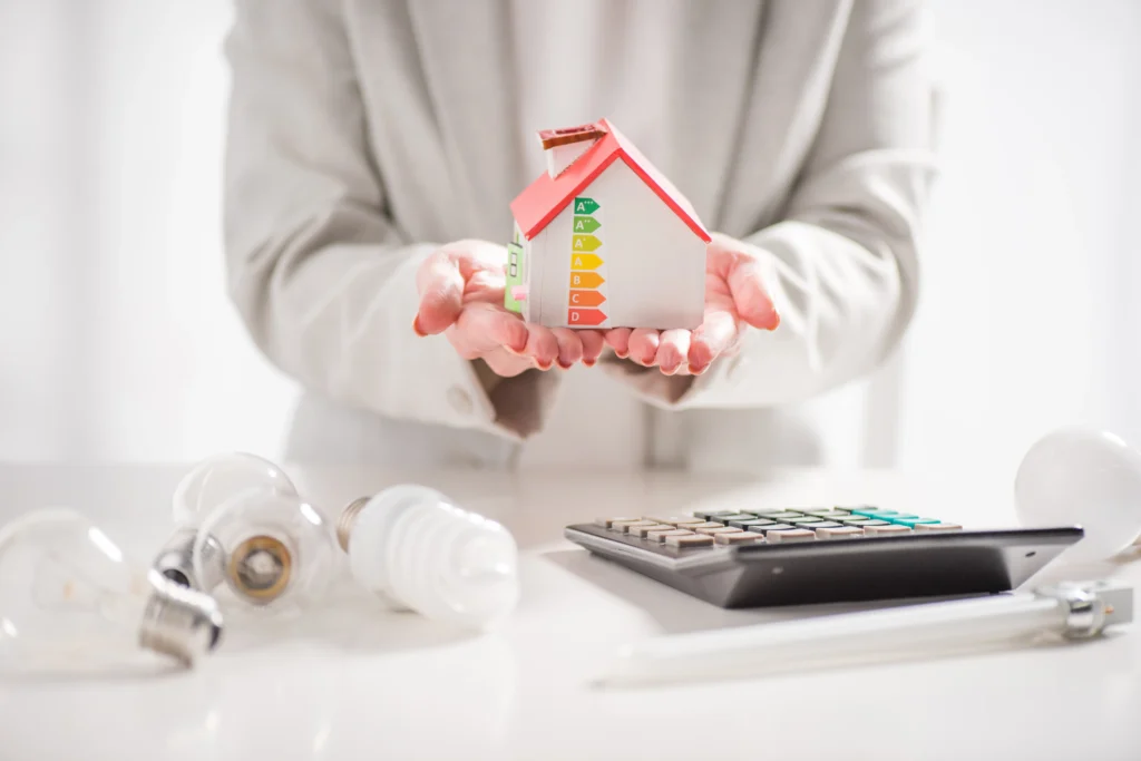 Manos sujetando maqueta de casa